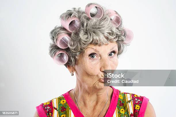 Foto de Mulher Sênior Com Rolo De e mais fotos de stock de Rolo de cabelo - Rolo de cabelo, Mulheres Idosas, Retrato