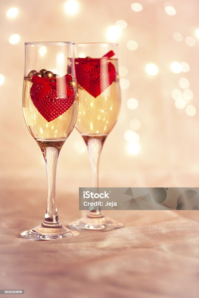 Vino e rosso cuori di San Valentino - Foto stock royalty-free di San Valentino - Festività pubblica