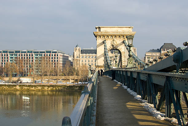 pont à chaînes széchenyi à budapest - reflection water snow river photos et images de collection