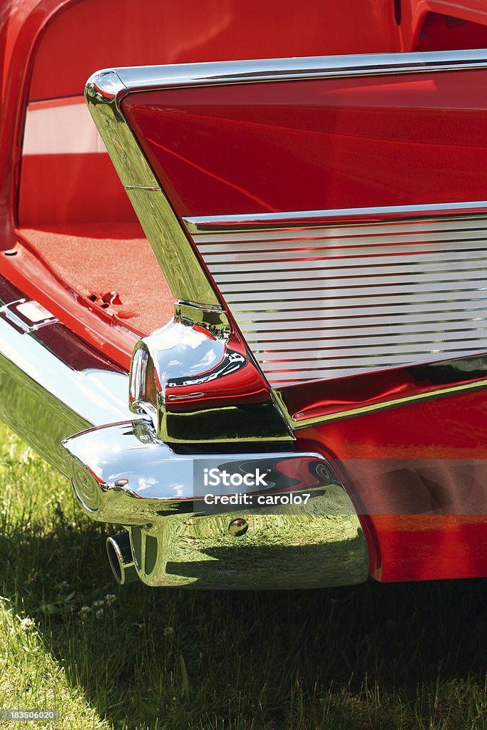Rojo brillante aleta de cola en 1957 clásico automóvil. Vertical. - Foto de stock de Coche libre de derechos