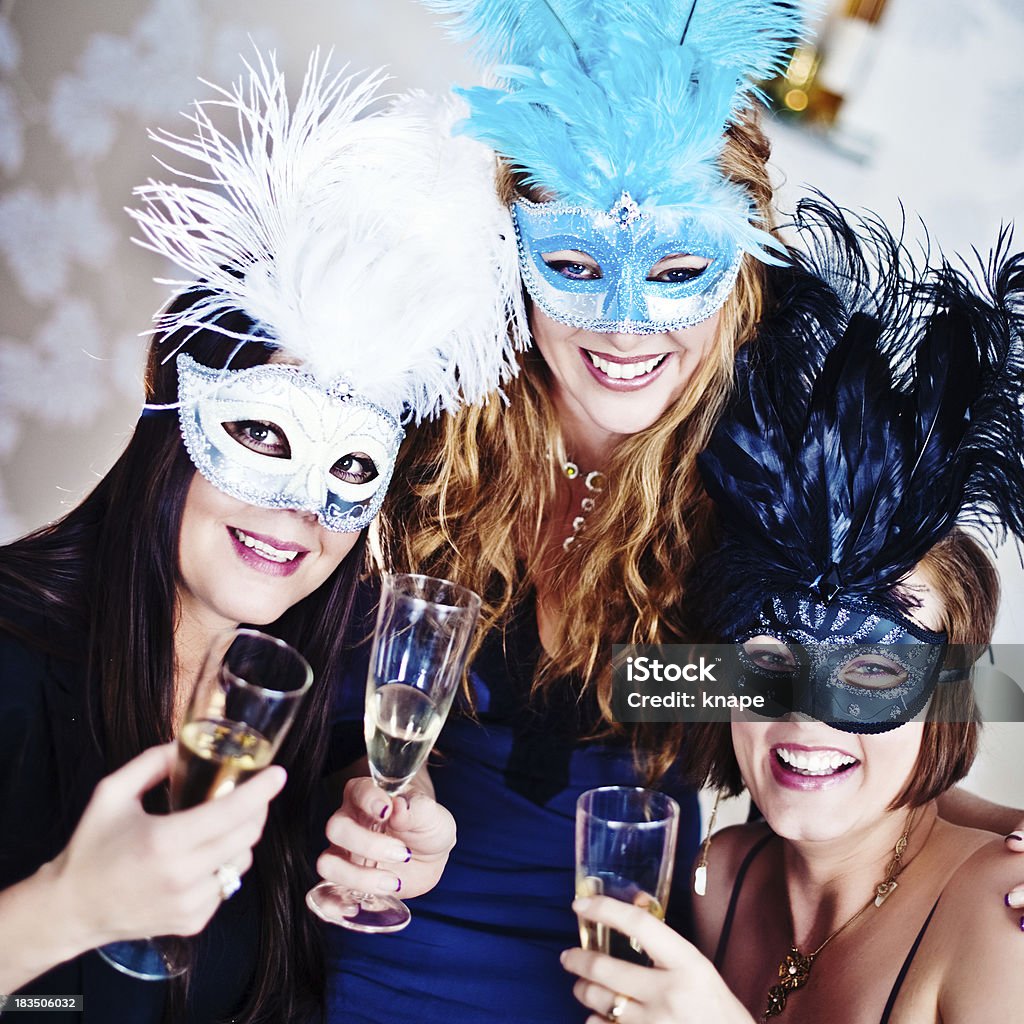 Kobieta w maski i pije szampana - Zbiór zdjęć royalty-free (20-24 lata)