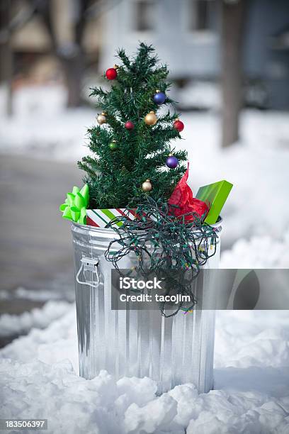 Árvore De Natal Do Lixo - Fotografias de stock e mais imagens de Natal - Natal, Lixo, Árvore de Natal