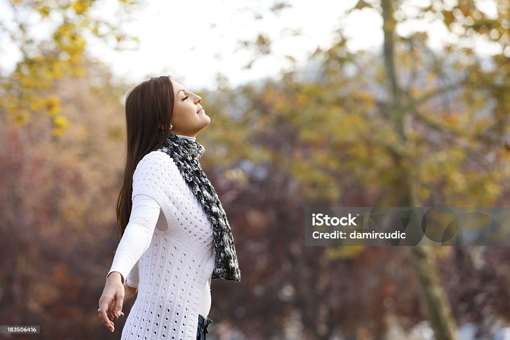 뽀샤시 젊은 여자 즐기고 네이쳐향 - 로열티 프리 가을 스톡 사진