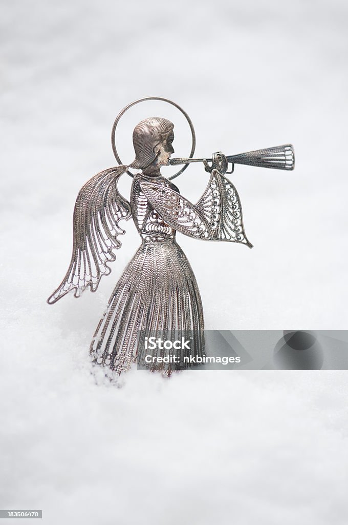 Alte Metall angel-Schmuckteil in echtem Schnee außen - Lizenzfrei Trompete Stock-Foto