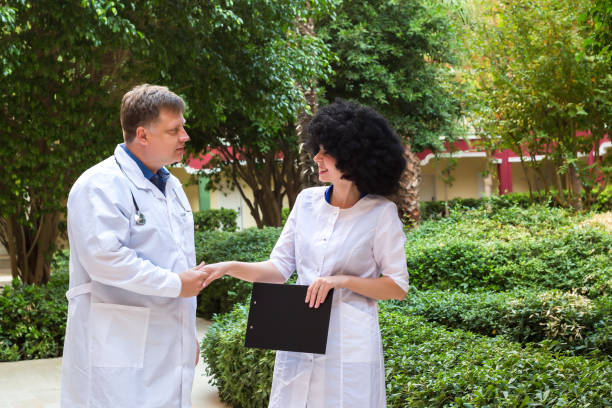 le médecin-chef directeur de l’hôpital souhaite la bienvenue au nouvel employé stagiaire - trainee computer medical student student photos et images de collection