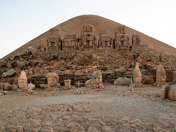 nemrut dagi - nemrud dagh mountain turkey history stock-fotos und bilder