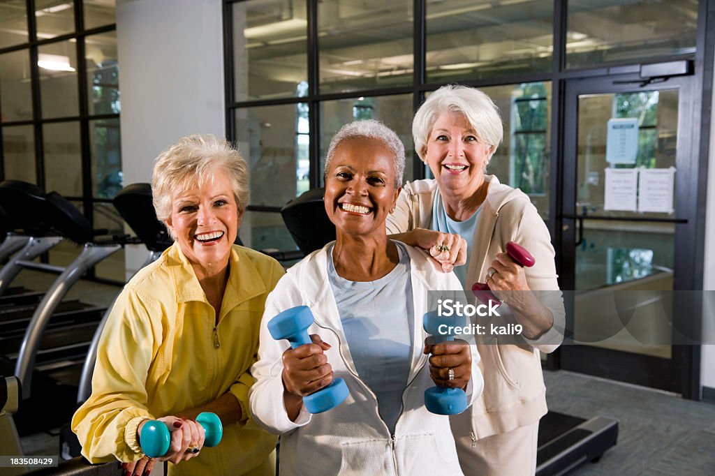 Многорасовых пожилые женщины форму в тренажерном зале, подъем handweig - Стоковые фото Пожилой возраст роялти-фри