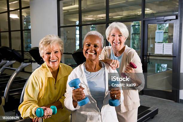 Многорасовых Пожилые Женщины Форму В Тренажерном Зале Подъем Handweig — стоковые фотографии и другие картинки Пожилой возраст