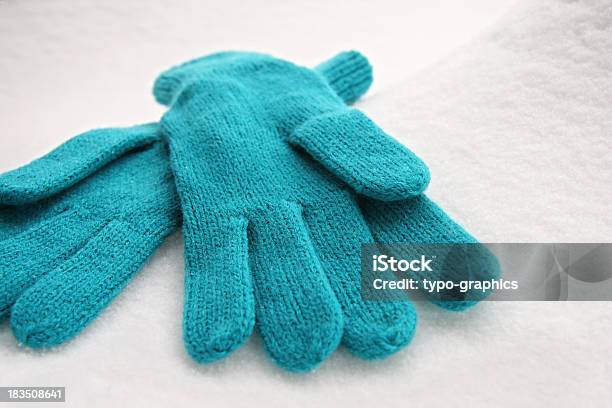 Guantes Woolen En La Nieve Handschuhe Foto de stock y más banco de imágenes de Aire libre - Aire libre, Azul turquesa, Belleza