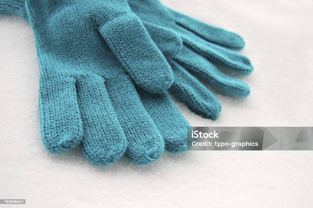 Guantes Woolen en la nieve, Handschuhe - Foto de stock de Aire libre libre de derechos