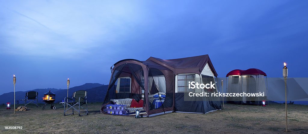 Acampamento ao anoitecer - Foto de stock de Acampar royalty-free