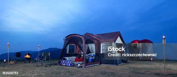 Campsite Pelo Anoitecer - Fotografias de stock e mais imagens de Acampar - Acampar, Ao Ar Livre, Atividade Recreativa