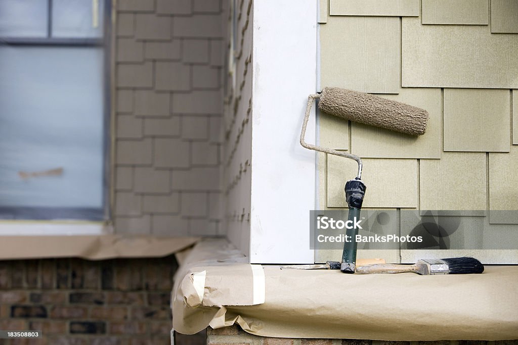 Rouleau à peinture, pinceau et Mastic couteau repos près de nouveaux revêtement - Photo de Prise de vue en extérieur libre de droits