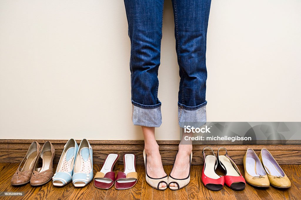 Kobieta stoi w obcasy z jej kolekcji butów - Zbiór zdjęć royalty-free (Obuwie)