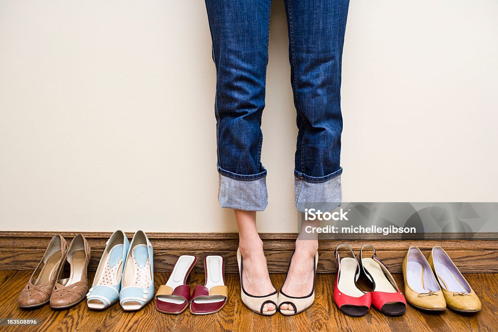 Mulher está a usar de Salto com a sua colecção de sapatos - Royalty-free Sapato Foto de stock