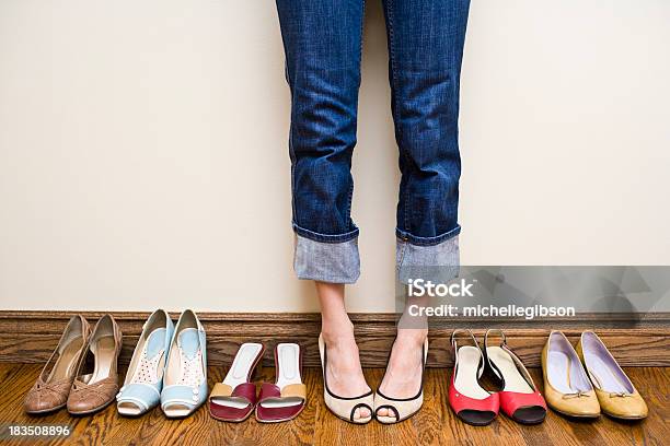 Mulher Está A Usar De Salto Com A Sua Colecção De Sapatos - Fotografias de stock e mais imagens de Sapato