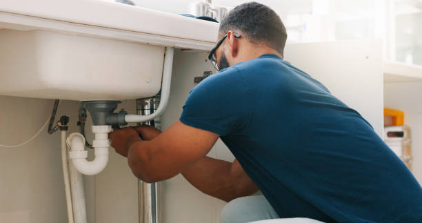 Plumber black man, kitchen and sink maintenance with tools, focus and pipe repair for drainage in home. Entrepreneur handyman, plumbing expert or small business owner in house for fixing water system fontanero hombre negro, mantenimiento de cocina y fregadero con herramientas, enfoque y reparación de tuberías para drenaje en el hogar. manitas emprendedoras, expertos en plomería o propietarios de pequeñas empresas en casa para reparar el sistema de