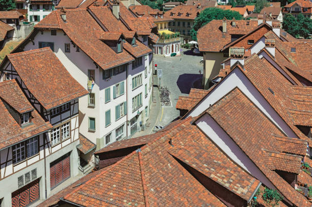 cidade de berna suíça vista aérea dos telhados da cidade velha - berne berne canton roof cityscape - fotografias e filmes do acervo