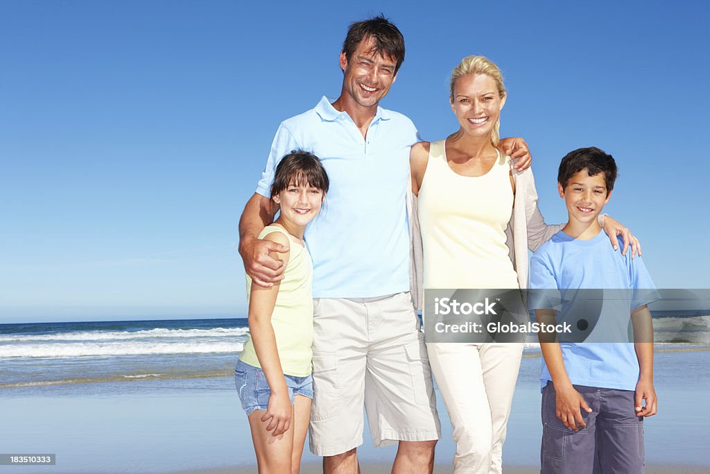 Famille de profiter de leurs vacances à la plage - Photo de Activité de loisirs libre de droits