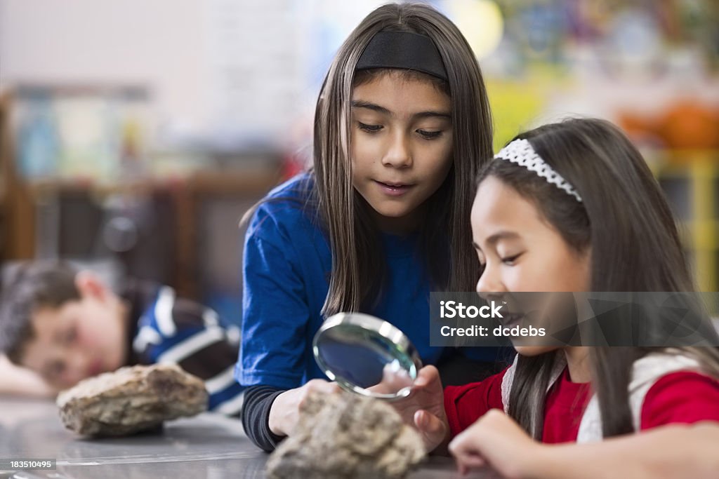 Crianças em sala de aula com lupa - Foto de stock de Criança royalty-free