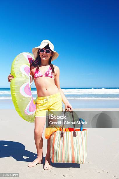 Foto de Menina Feliz Pronta Para Diversão Sob O Sol e mais fotos de stock de Adulto - Adulto, Amizade, Azul