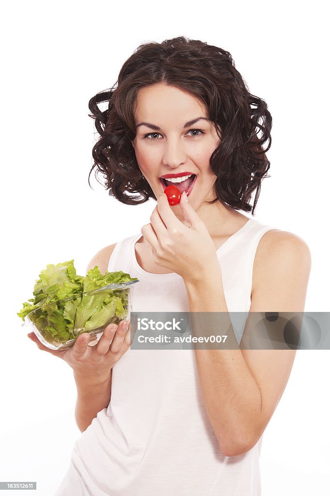 Donna con un piatto di Insalata di verdure - Foto stock royalty-free di 20-24 anni