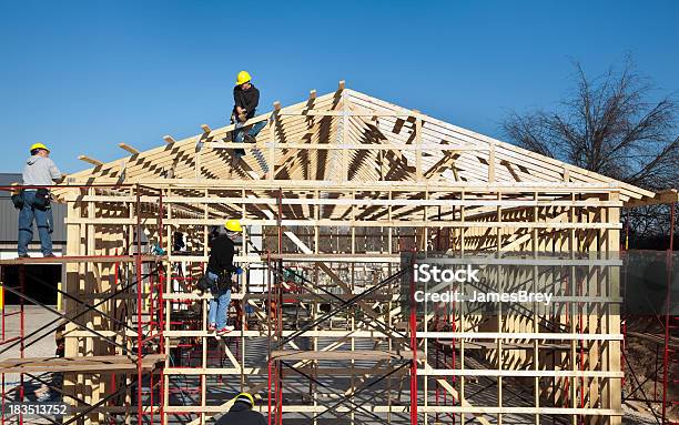 Trabajadores De La Construcción En El Edificio Encuadre Foto de stock y más banco de imágenes de Accesorio de cabeza