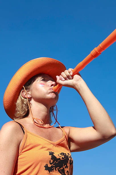 голландский футбол вентилятор послать в вувузела - fan dutch flag women colors стоковые фото и изображения