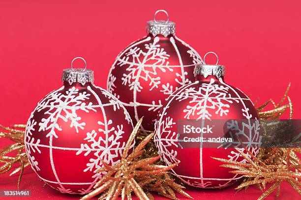Red Christmas Ball Stockfoto und mehr Bilder von Ast - Pflanzenbestandteil - Ast - Pflanzenbestandteil, Bunt - Farbton, Christbaumkugel