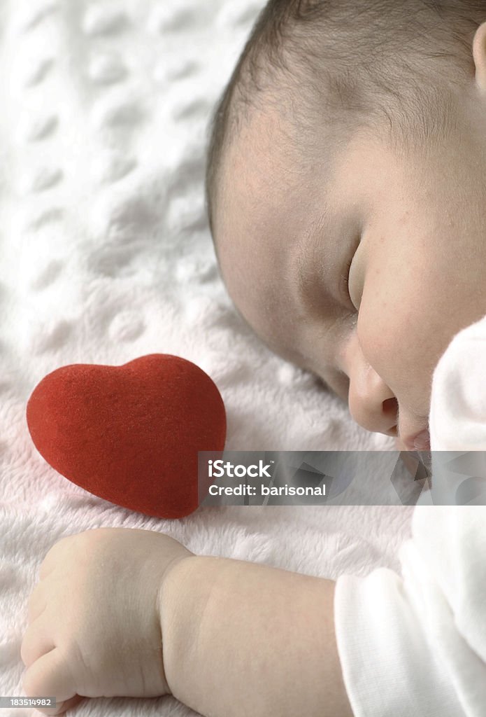 Neonato bambino e rosso cuore - Foto stock royalty-free di 0-11 Mesi