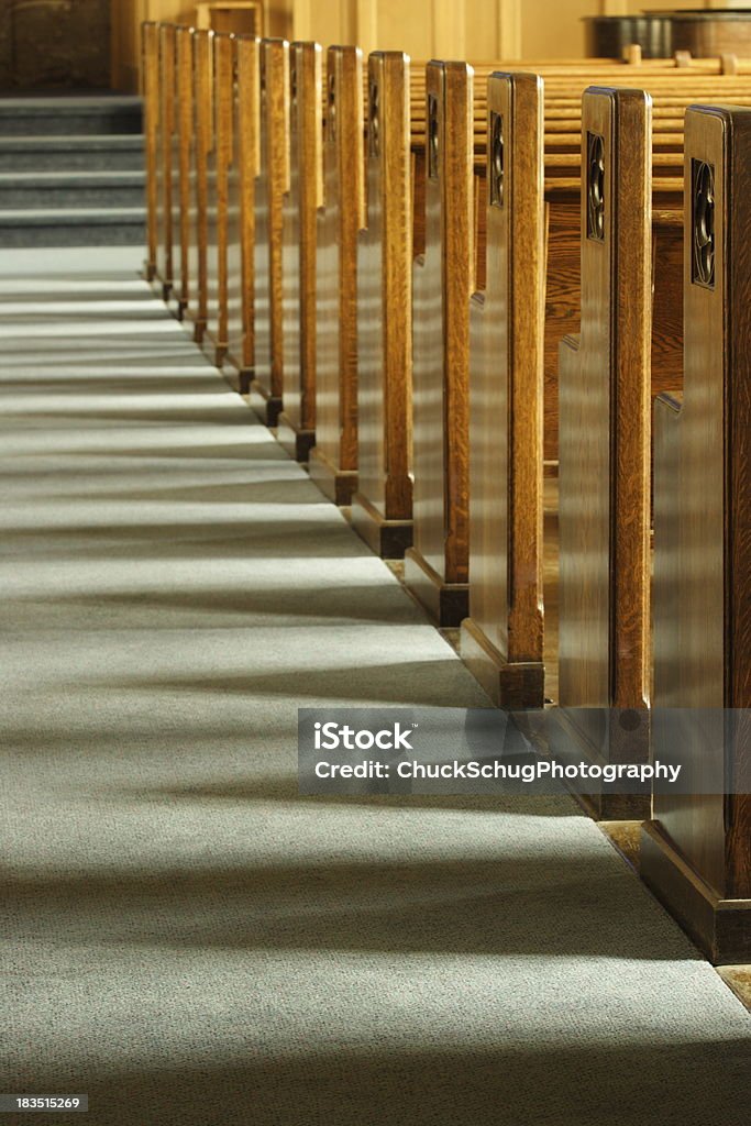 Banco de iglesia perteneciente a la fila de banco de iglesia - Foto de stock de Banco de iglesia libre de derechos