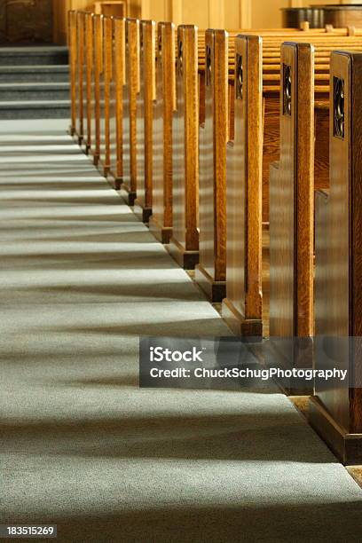 Banco De Iglesia Perteneciente A La Fila De Banco De Iglesia Foto de stock y más banco de imágenes de Banco de iglesia