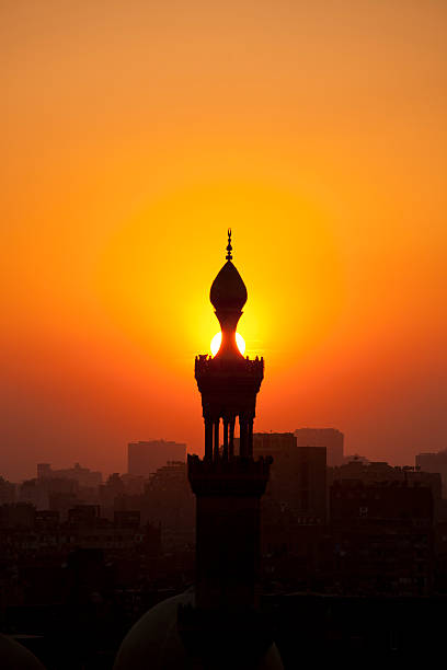 sonnenuntergang über moschee minarett in kairo, ägypten - cairo egypt mosque minaret stock-fotos und bilder