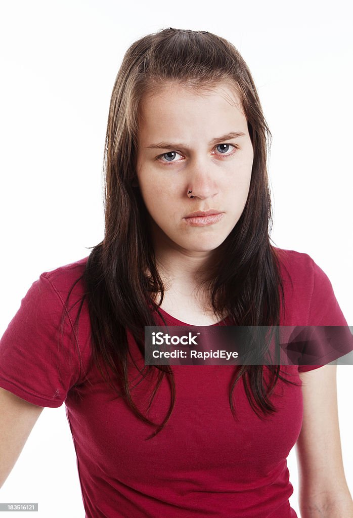 Bella ragazza adolescente ribelle sulky, con anello punta - Foto stock royalty-free di Abbigliamento casual