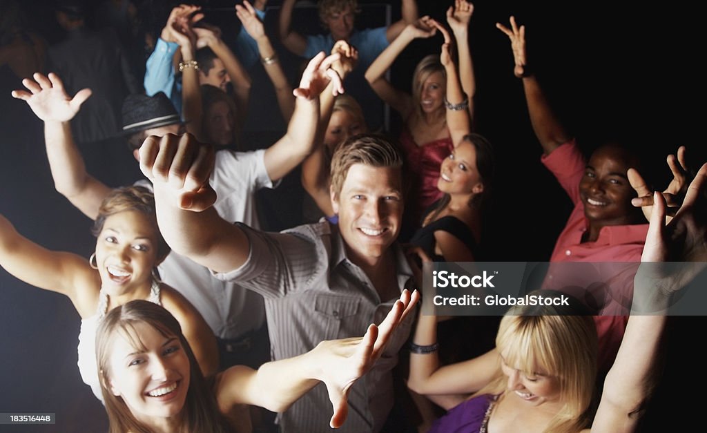 Время вечеринки-люди, танцы в ночной клуб со всей решимостью - Стоковые фото Вечеринка роялти-фри