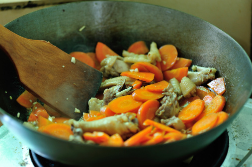 stir frying chicken and vegetable in wok