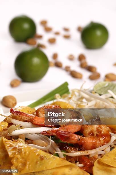 Pad Thai Thai Plato De Fideos Y La Omelet Con Camarones Foto de stock y más banco de imágenes de Alimento