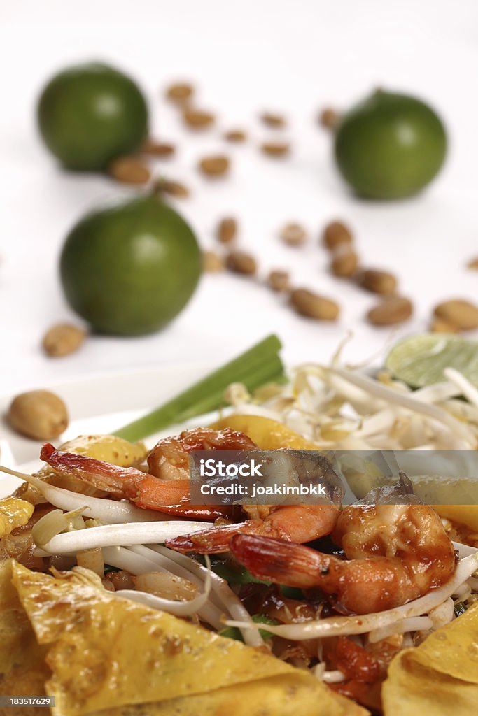 Prato de macarrão tailandês Pad Thai com camarões e omelete - Foto de stock de Alimentação Saudável royalty-free