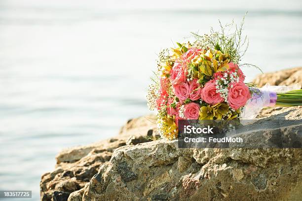 Bouquet Nupcial En El Rock Foto de stock y más banco de imágenes de Acontecimiento - Acontecimiento, Agua, Aire libre