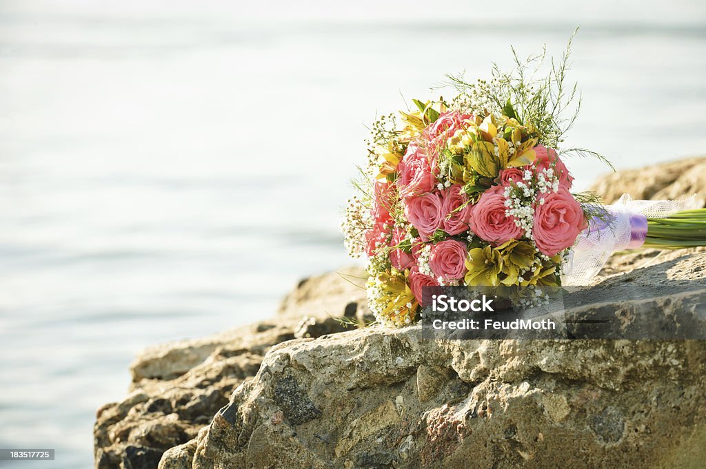 Bouquet de mariée sur la roche - Photo de Alstromère libre de droits
