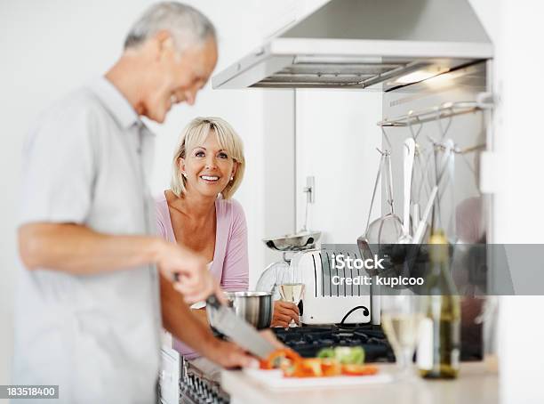 Casal De Preparar Alimentos Em Casa - Fotografias de stock e mais imagens de 40-49 Anos - 40-49 Anos, 50 Anos, Adulto