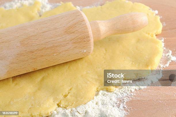 Foto de Rolo De Pastel De Madeira Formar Massa De Biscoito e mais fotos de stock de Massa quebrada - Massa quebrada, Advento, Arte e Artesanato - Assunto