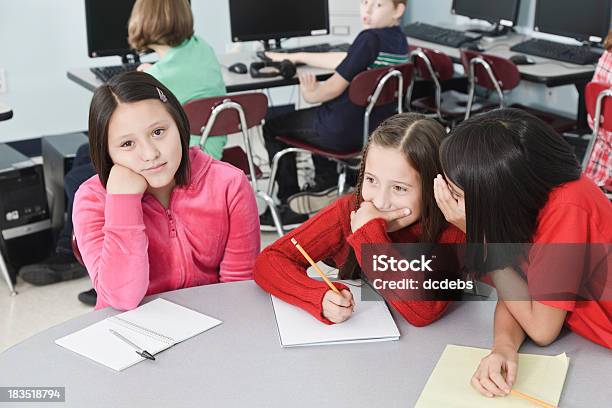 Alunos Trabalhando Na Sala De Informática - Fotografias de stock e mais imagens de Discussão - Discussão, Falar, Pessoa a Estudar