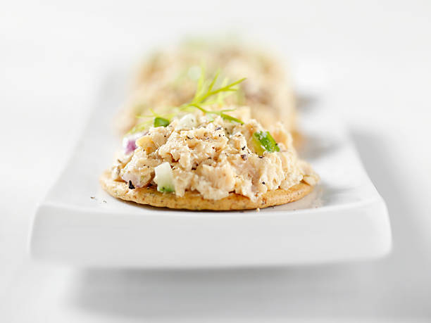 салат с лососем и канапе - appetizer gourmet cream cheese canape стоковые фото и изображения