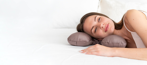The pillow is designed to prevent wrinkles and sleep marks. The silk pillowcase helps maintain the hydration level of both skin and hair due to its non-absorbent properties, and provides a smoother surface, preventing friction and any resulting damage, ultimately helping to minimize sleep lines and wrinkles. Dermatologist recommended pillowcase, satin pillowcase for hair and skin care.