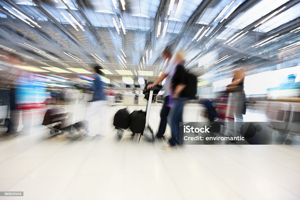 여행자 queing 체크인 시 국제 공항. - 로열티 프리 건축 스톡 사진