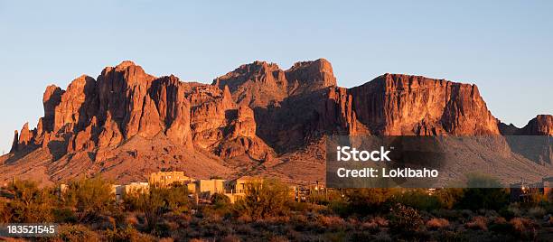 Zachód Słońca Na Superstition Mountains - zdjęcia stockowe i więcej obrazów Stan Arizona - Stan Arizona, Dom - Budowla mieszkaniowa, Góra