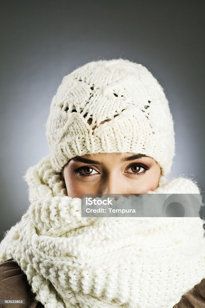 Frau mit Mütze und Schal Vetical woolen - Lizenzfrei Schal Stock-Foto