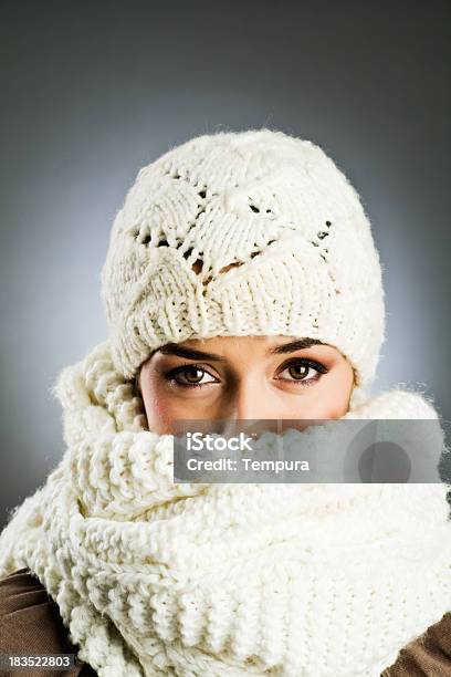 Frau Mit Mütze Und Schal Vetical Woolen Stockfoto und mehr Bilder von Schal - Schal, Wolle, Frauen