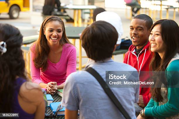 Foto de Estudantes Universitários e mais fotos de stock de Afro-americano - Afro-americano, Grupo de Pessoas, 20-24 Anos